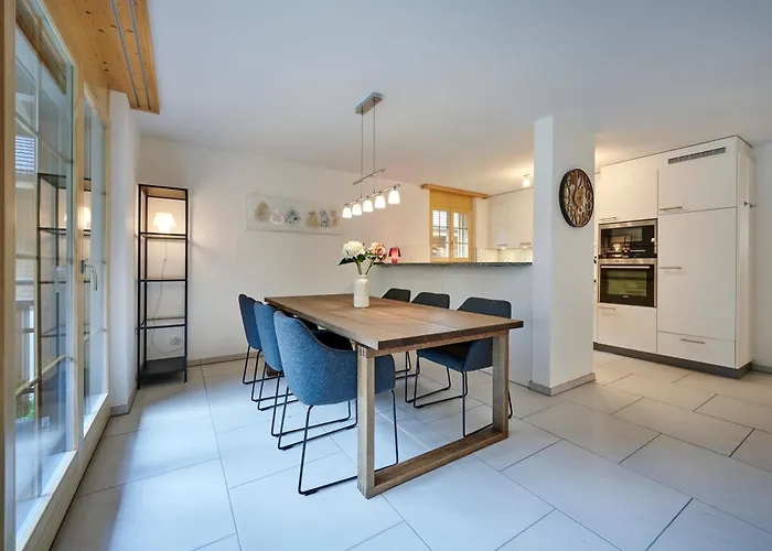 Great Location, Spacious, Views, Modern Apartment *