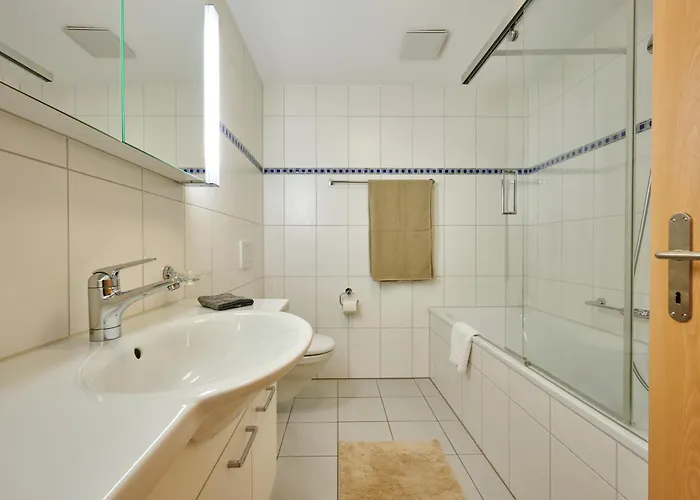 Great Location, Spacious, Views, Modern Apartment *