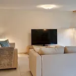 Great Location, Spacious, Views, Modern Lägenhet *