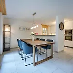 Great Location, Spacious, Views, Modern Lägenhet *