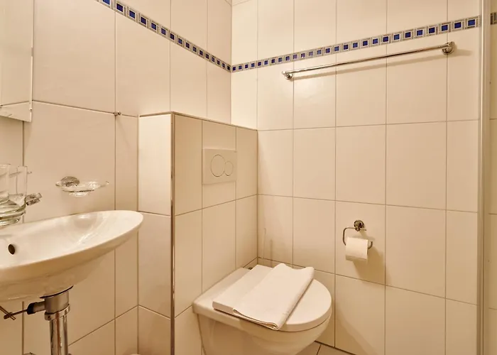 Great Location, Spacious, Views, Modern Apartment *